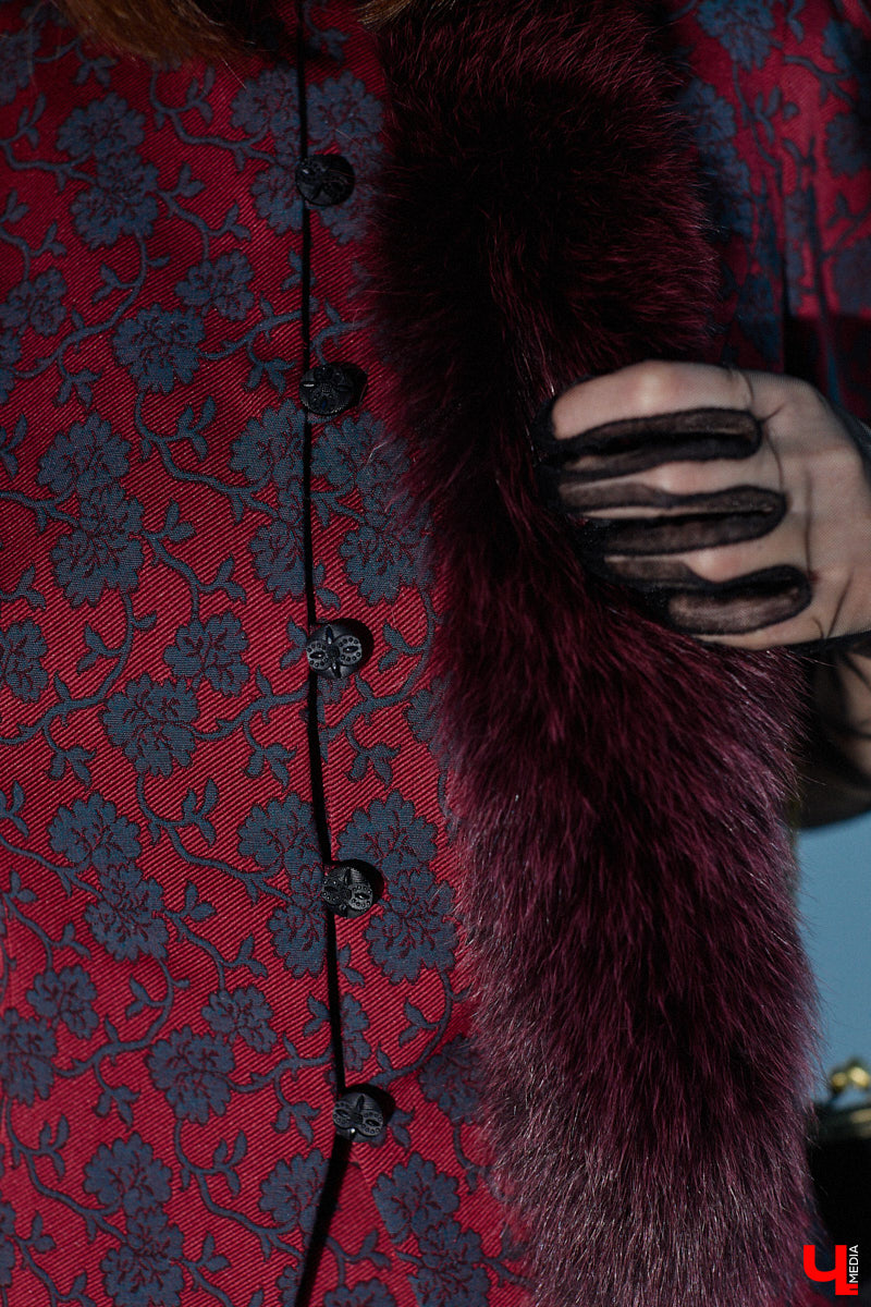 Алина Фадеева любит экспериментировать со стилем. Сегодня девушка может пребывать в винтажно-романтическом настроении, а завтра, надев классический костюм, превратиться в элегантную леди. А еще наша героиня посещает тематические костюмированные мероприятия, для которых вместе с мамой-швеей создает подходящие наряды.