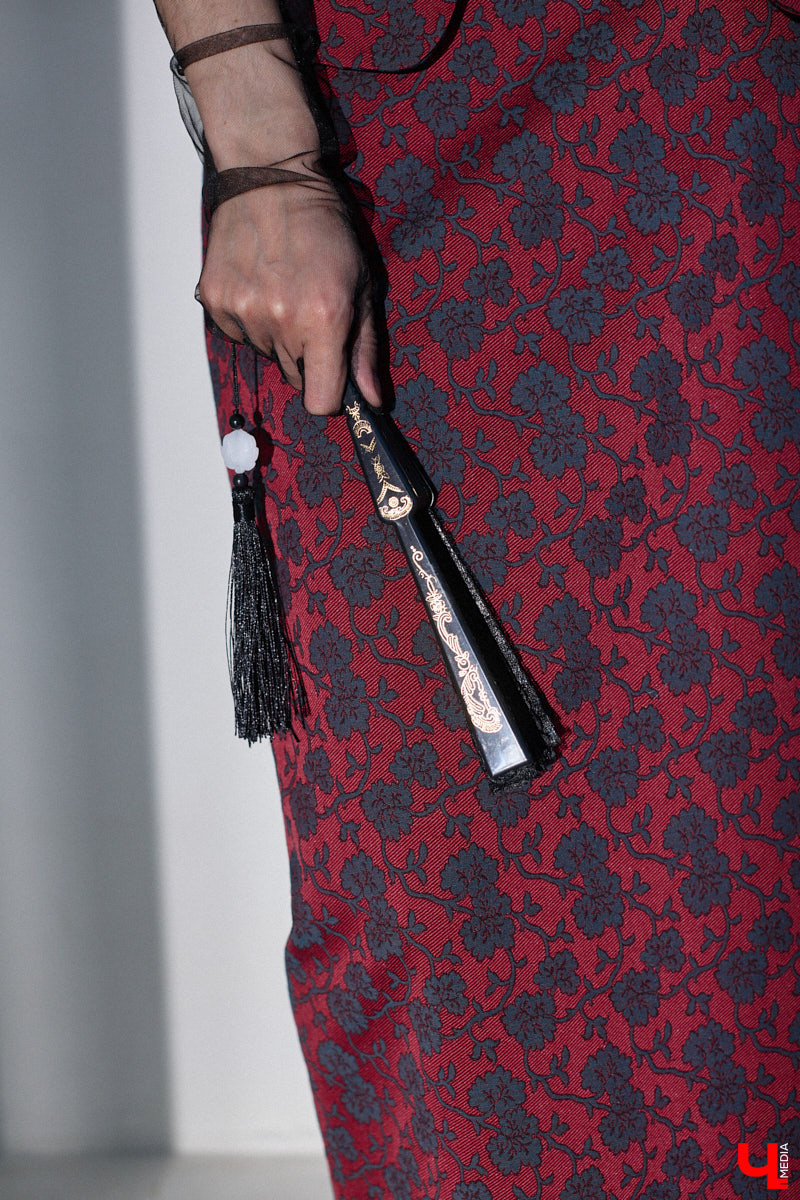 Алина Фадеева любит экспериментировать со стилем. Сегодня девушка может пребывать в винтажно-романтическом настроении, а завтра, надев классический костюм, превратиться в элегантную леди. А еще наша героиня посещает тематические костюмированные мероприятия, для которых вместе с мамой-швеей создает подходящие наряды.