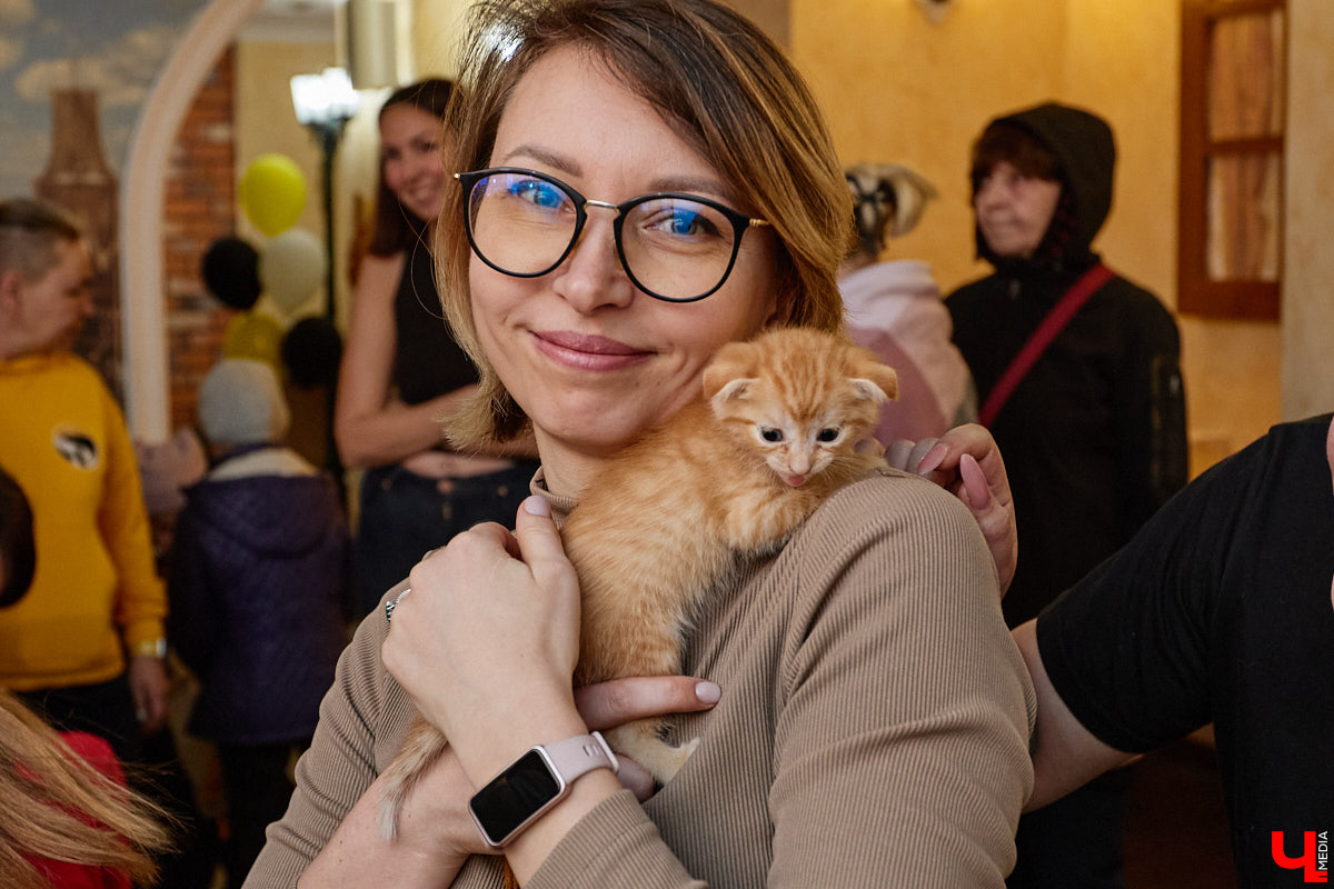 В минувшую субботу по адресу: Чайковского, 44б можно было услышать лай и писк четырехлапых малышей. Собрали крох на площадке доброцентра — в новой точке притяжения неравнодушных к судьбам животных людей. Директор зоодома Юлия Буйницкая рассчитывает, что место привлечет дополнительную помощь мокроносам и обеспечит каждого обратившегося верным другом без лишних хлопот.