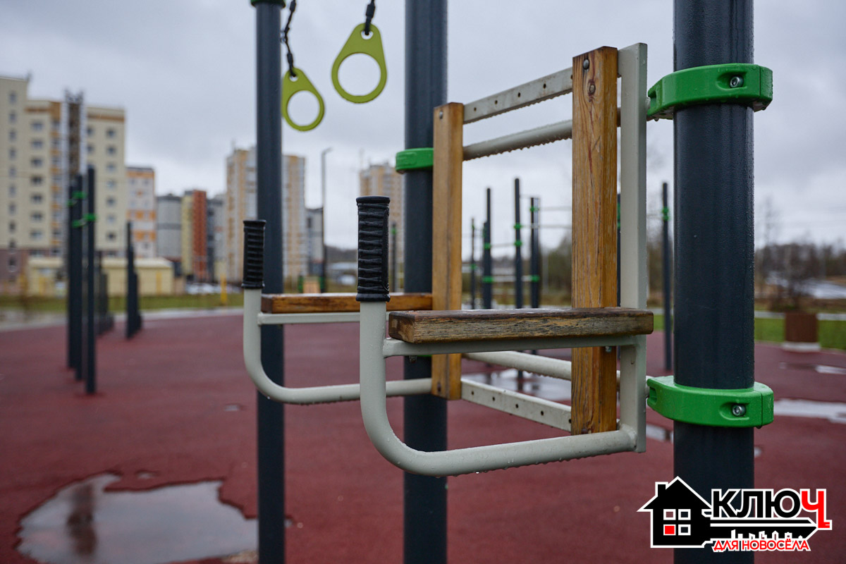 Здоровый образ жизни — неотъемлемая часть быта многих владимирцев. И одного скромного турника во дворе им маловато. Важно, чтобы спортивная инфраструктура района была организована на должном уровне. И вот тут Юрьевцу есть чем похвастать. За несколько лет он превратился из тихого местечка на окраине в центр притяжения сотен семей. Почему? Нашли ответ специально для проекта «Ключ для новосела».