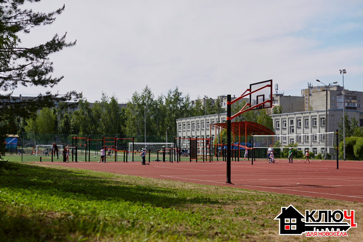 Здоровый образ жизни — неотъемлемая часть быта многих владимирцев. И одного скромного турника во дворе им маловато. Важно, чтобы спортивная инфраструктура района была организована на должном уровне. И вот тут Юрьевцу есть чем похвастать. За несколько лет он превратился из тихого местечка на окраине в центр притяжения сотен семей. Почему? Нашли ответ специально для проекта «Ключ для новосела».