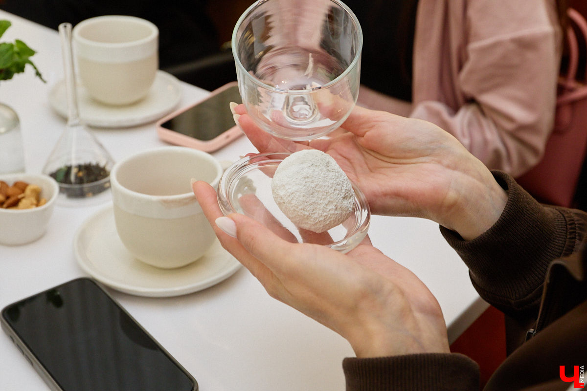 Что может связывать эстетику Ренессанса, науку об ароматах и гастрономический эксперимент? Кондитерская «Slovno в мае»! Владимирская лаборатория вкусов презентовала необычный десерт — NÓSEHOC. И по наименованию уже можно представить, в форме чего сделано лакомство — идеального носа. Ну а источником вдохновения послужил один из главных символов эпохи Возрождения — мраморная статуя Давида.