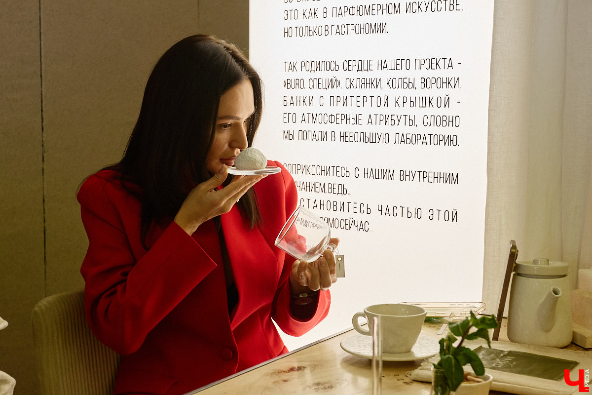 Что может связывать эстетику Ренессанса, науку об ароматах и гастрономический эксперимент? Кондитерская «Slovno в мае»! Владимирская лаборатория вкусов презентовала необычный десерт — NÓSEHOC. И по наименованию уже можно представить, в форме чего сделано лакомство — идеального носа. Ну а источником вдохновения послужил один из главных символов эпохи Возрождения — мраморная статуя Давида.