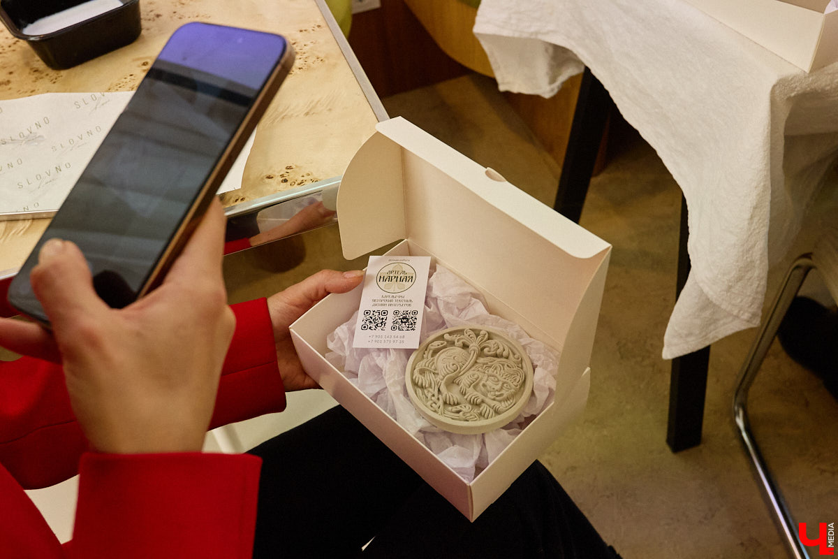 Что может связывать эстетику Ренессанса, науку об ароматах и гастрономический эксперимент? Кондитерская «Slovno в мае»! Владимирская лаборатория вкусов презентовала необычный десерт — NÓSEHOC. И по наименованию уже можно представить, в форме чего сделано лакомство — идеального носа. Ну а источником вдохновения послужил один из главных символов эпохи Возрождения — мраморная статуя Давида.