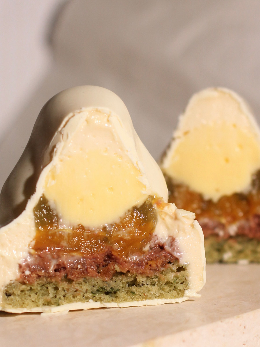 Что может связывать эстетику Ренессанса, науку об ароматах и гастрономический эксперимент? Кондитерская «Slovno в мае»! Владимирская лаборатория вкусов презентовала необычный десерт — NÓSEHOC. И по наименованию уже можно представить, в форме чего сделано лакомство — идеального носа. Ну а источником вдохновения послужил один из главных символов эпохи Возрождения — мраморная статуя Давида.