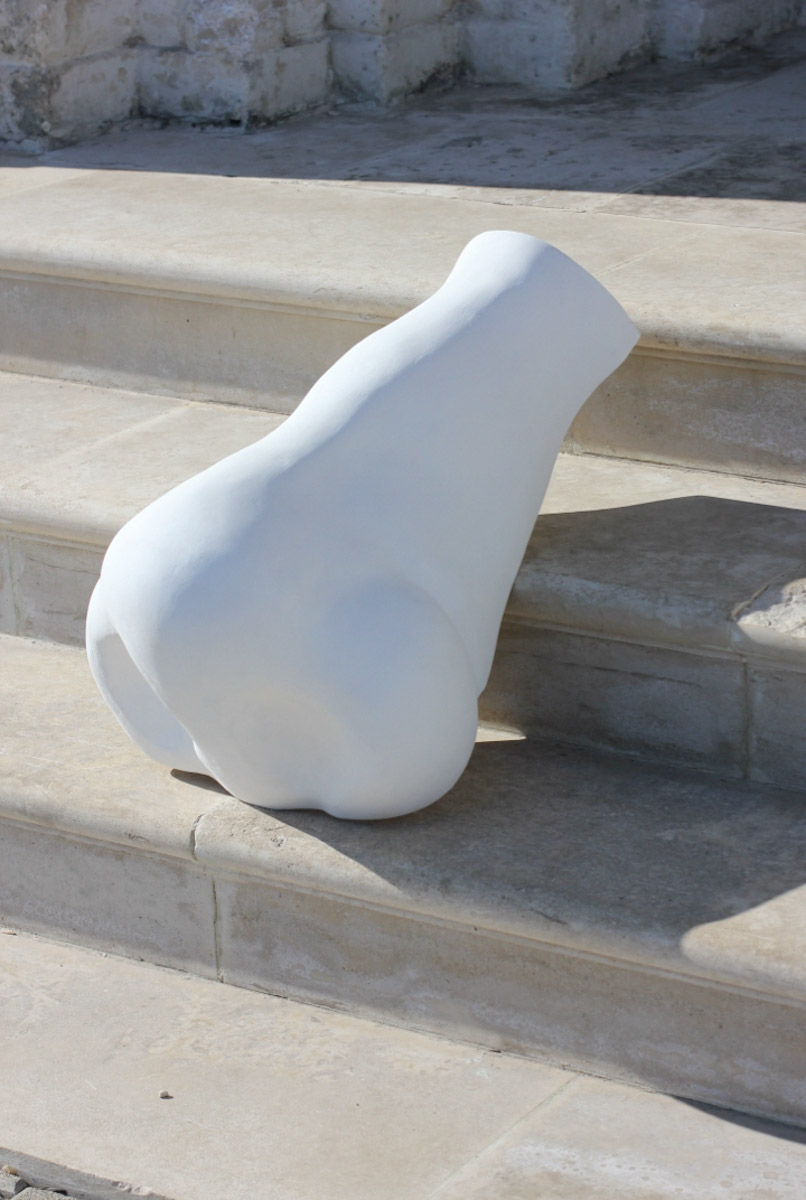 Что может связывать эстетику Ренессанса, науку об ароматах и гастрономический эксперимент? Кондитерская «Slovno в мае»! Владимирская лаборатория вкусов презентовала необычный десерт — NÓSEHOC. И по наименованию уже можно представить, в форме чего сделано лакомство — идеального носа. Ну а источником вдохновения послужил один из главных символов эпохи Возрождения — мраморная статуя Давида.