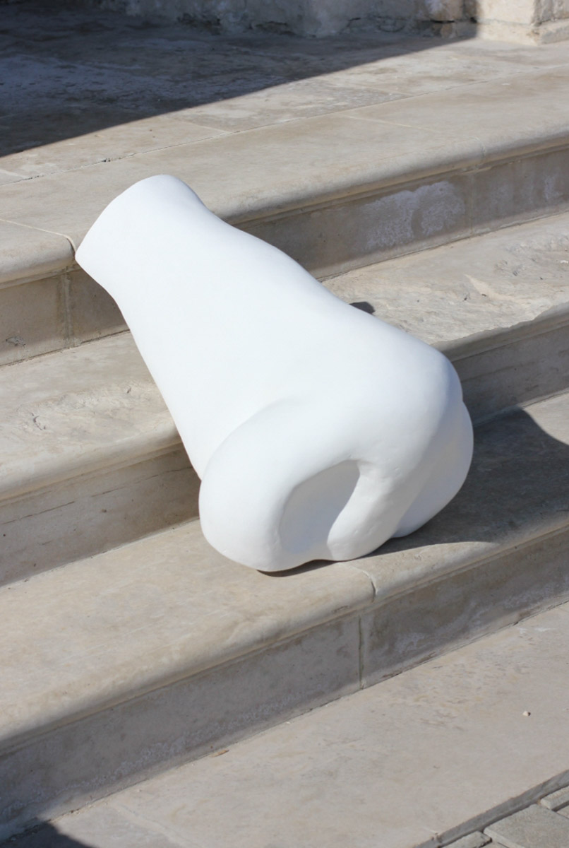 Что может связывать эстетику Ренессанса, науку об ароматах и гастрономический эксперимент? Кондитерская «Slovno в мае»! Владимирская лаборатория вкусов презентовала необычный десерт — NÓSEHOC. И по наименованию уже можно представить, в форме чего сделано лакомство — идеального носа. Ну а источником вдохновения послужил один из главных символов эпохи Возрождения — мраморная статуя Давида.