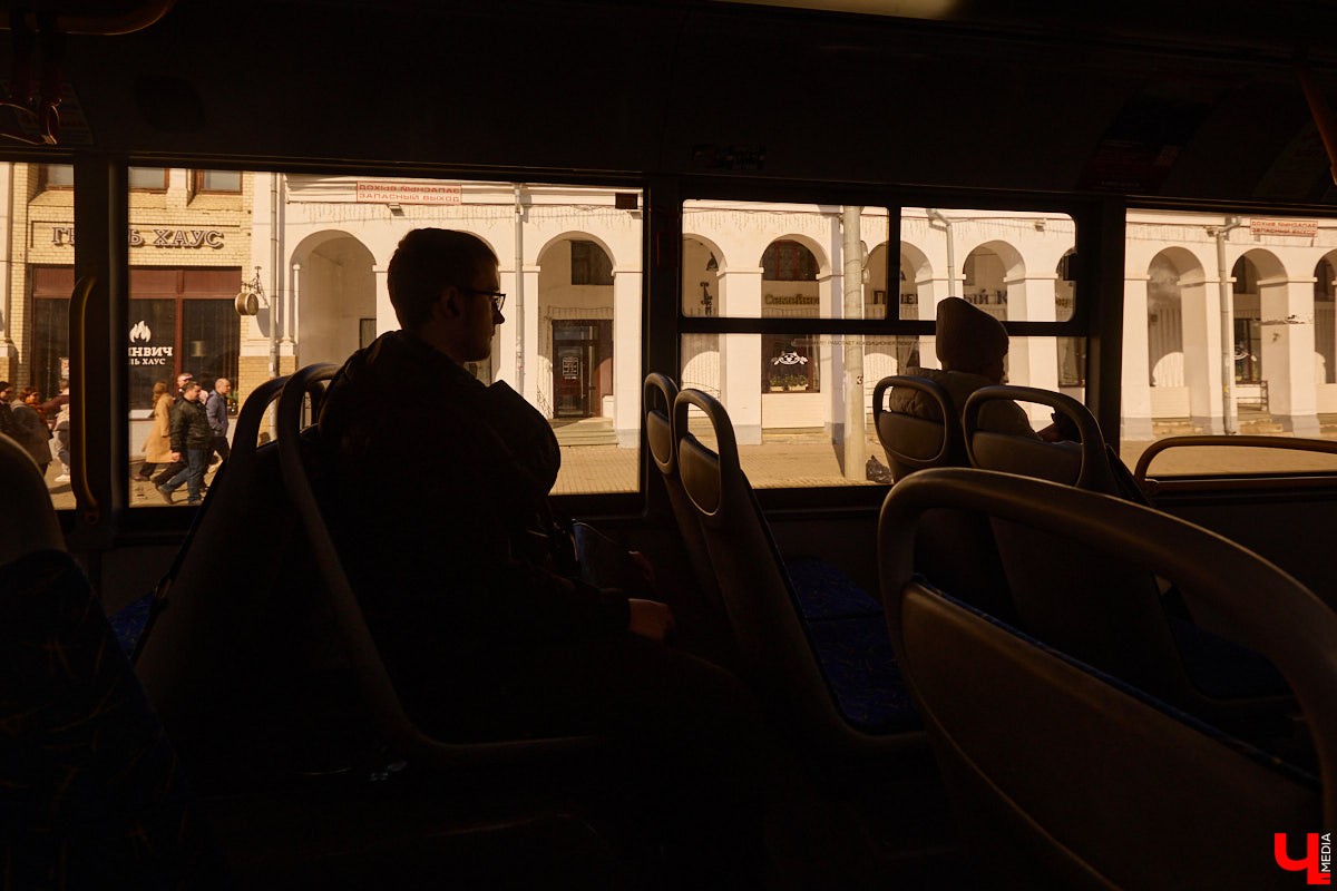 Во Владимире с 1 мая подорожает проезд в общественном транспорте. И главная новость — отменяется единый тариф. Теперь за один билет в автобусах и троллейбусах придется раскошеливаться по-разному. Не будет и дифференцированной оплаты, когда пользоваться банковской картой выгоднее, чем доставать наличные из кошелька.