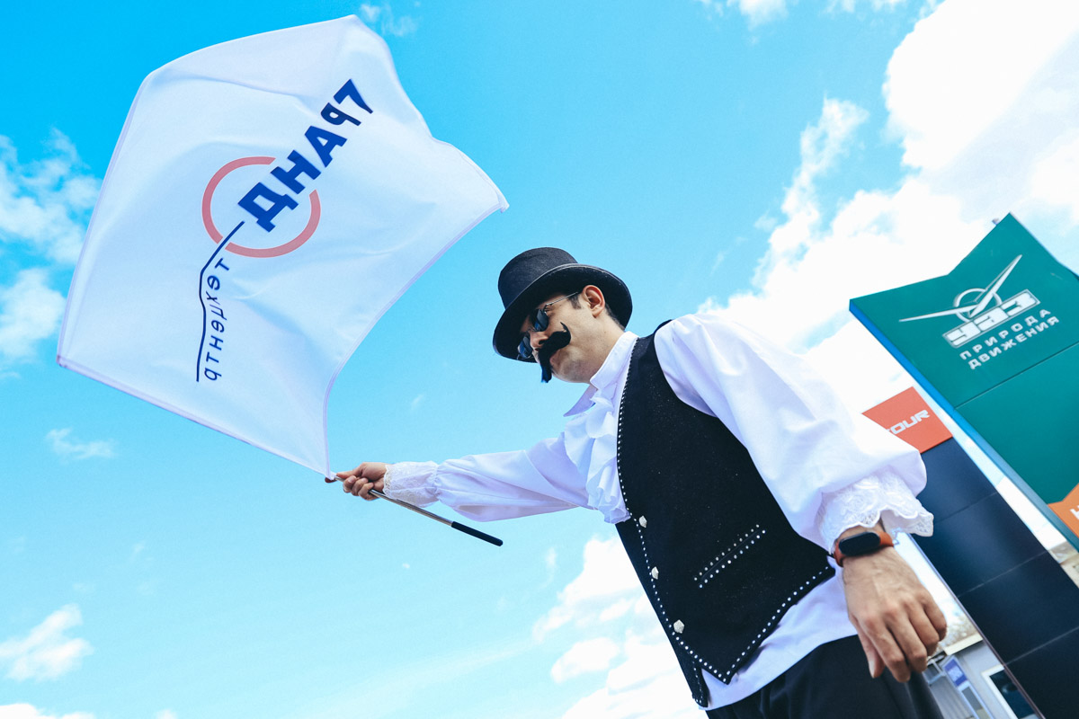 25 апреля во Владимире прошел праздник драйва и скорости для гостей площадки на улице Тракторной, 33 от группы компаний «Техцентр Гранд». Издавна знакомое место расположения дилерских центров одного из ключевых игроков владимирского рынка автомобилей гостеприимно встретило более 200 посетителей. Подробности — в нашей статье!