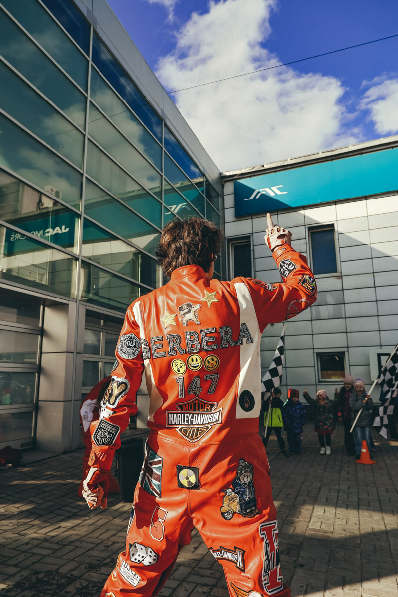 25 апреля во Владимире прошел праздник драйва и скорости для гостей площадки на улице Тракторной, 33 от группы компаний «Техцентр Гранд». Издавна знакомое место расположения дилерских центров одного из ключевых игроков владимирского рынка автомобилей гостеприимно встретило более 200 посетителей. Подробности — в нашей статье!