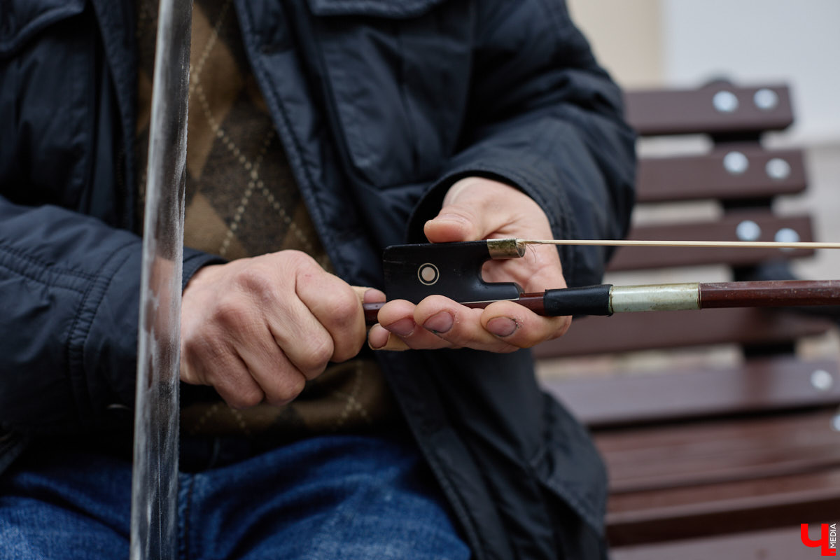 Константин Филатов — музыкант родом из Перми. Ветром перемен его занесло во Владимир, где он стал известен в том числе игрой на пиле. Особенно его прославила коллаборация с исполнительницей «Сестренка». «Ключ-Медиа» узнал больше об артисте и оказался поражен его внушительным бэкграундом.