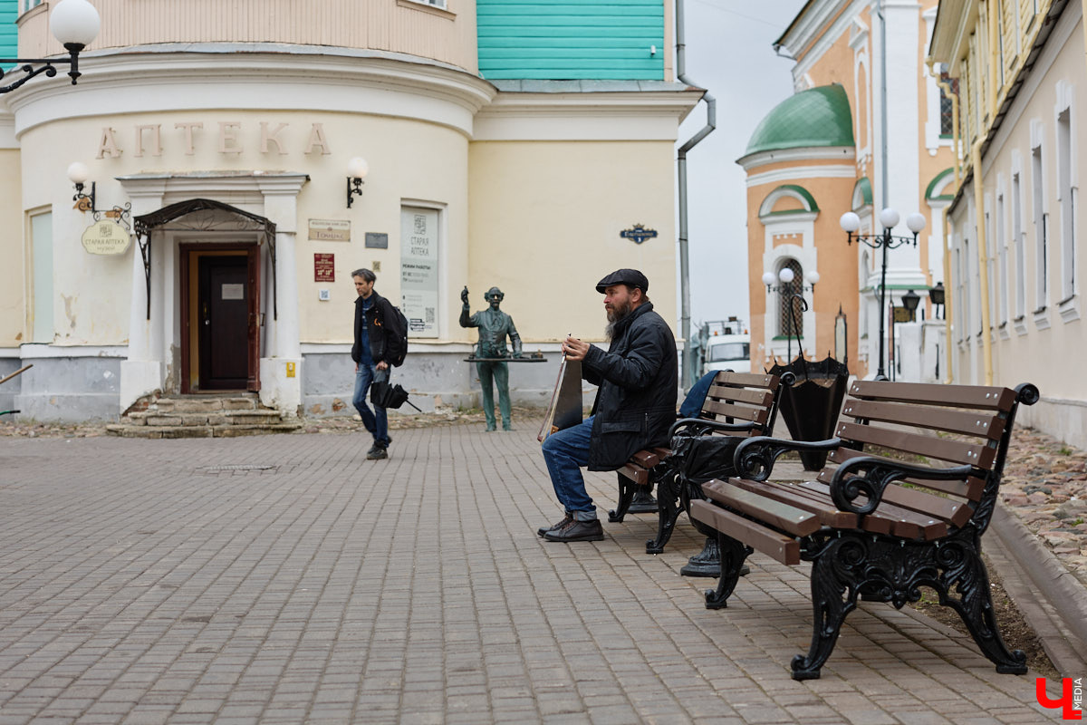 Константин Филатов — музыкант родом из Перми. Ветром перемен его занесло во Владимир, где он стал известен в том числе игрой на пиле. Особенно его прославила коллаборация с исполнительницей «Сестренка». «Ключ-Медиа» узнал больше об артисте и оказался поражен его внушительным бэкграундом.