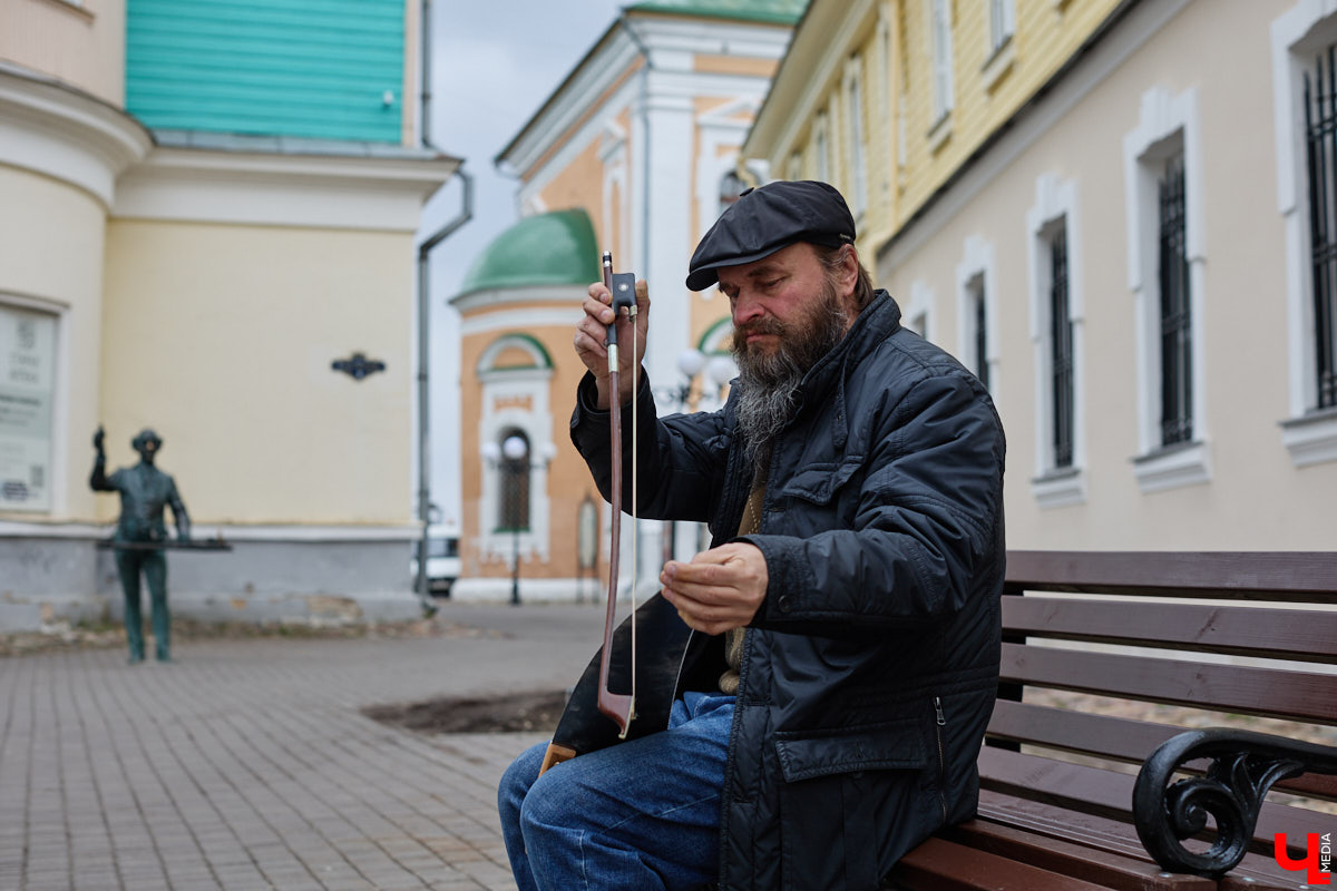 Константин Филатов — музыкант родом из Перми. Ветром перемен его занесло во Владимир, где он стал известен в том числе игрой на пиле. Особенно его прославила коллаборация с исполнительницей «Сестренка». «Ключ-Медиа» узнал больше об артисте и оказался поражен его внушительным бэкграундом.
