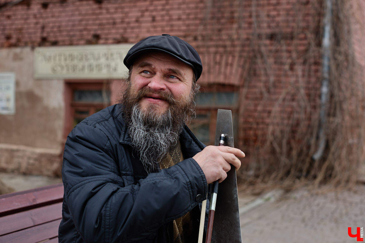 Константин Филатов — музыкант родом из Перми. Ветром перемен его занесло во Владимир, где он стал известен в том числе игрой на пиле. Особенно его прославила коллаборация с исполнительницей «Сестренка». «Ключ-Медиа» узнал больше об артисте и оказался поражен его внушительным бэкграундом.