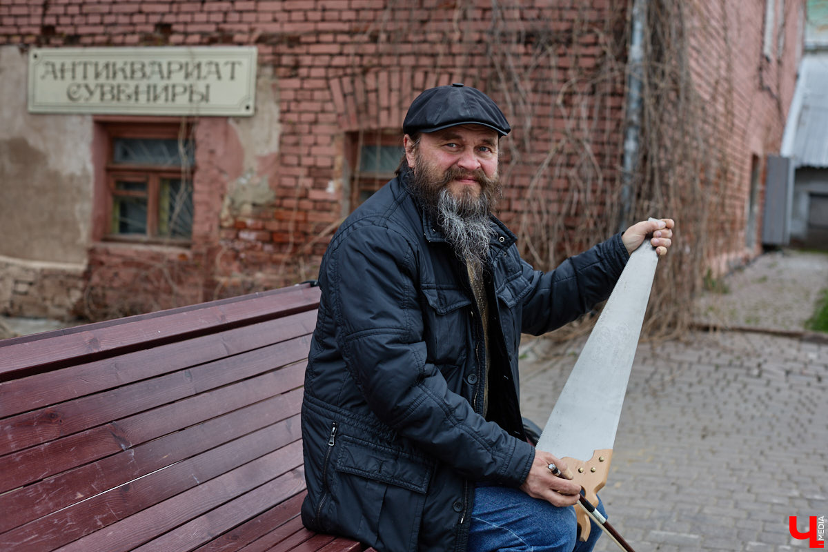 Константин Филатов — музыкант родом из Перми. Ветром перемен его занесло во Владимир, где он стал известен в том числе игрой на пиле. Особенно его прославила коллаборация с исполнительницей «Сестренка». «Ключ-Медиа» узнал больше об артисте и оказался поражен его внушительным бэкграундом.