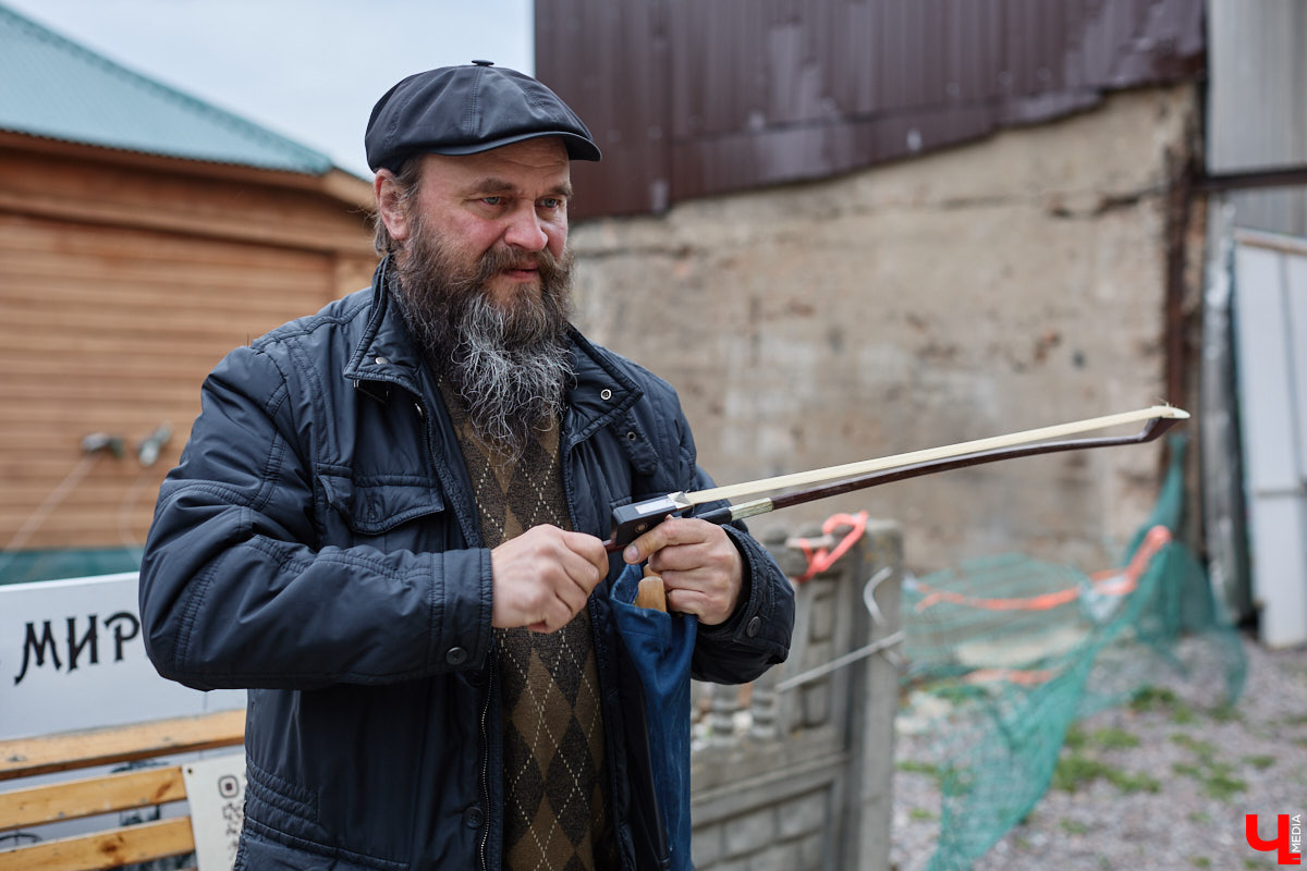 Константин Филатов — музыкант родом из Перми. Ветром перемен его занесло во Владимир, где он стал известен в том числе игрой на пиле. Особенно его прославила коллаборация с исполнительницей «Сестренка». «Ключ-Медиа» узнал больше об артисте и оказался поражен его внушительным бэкграундом.