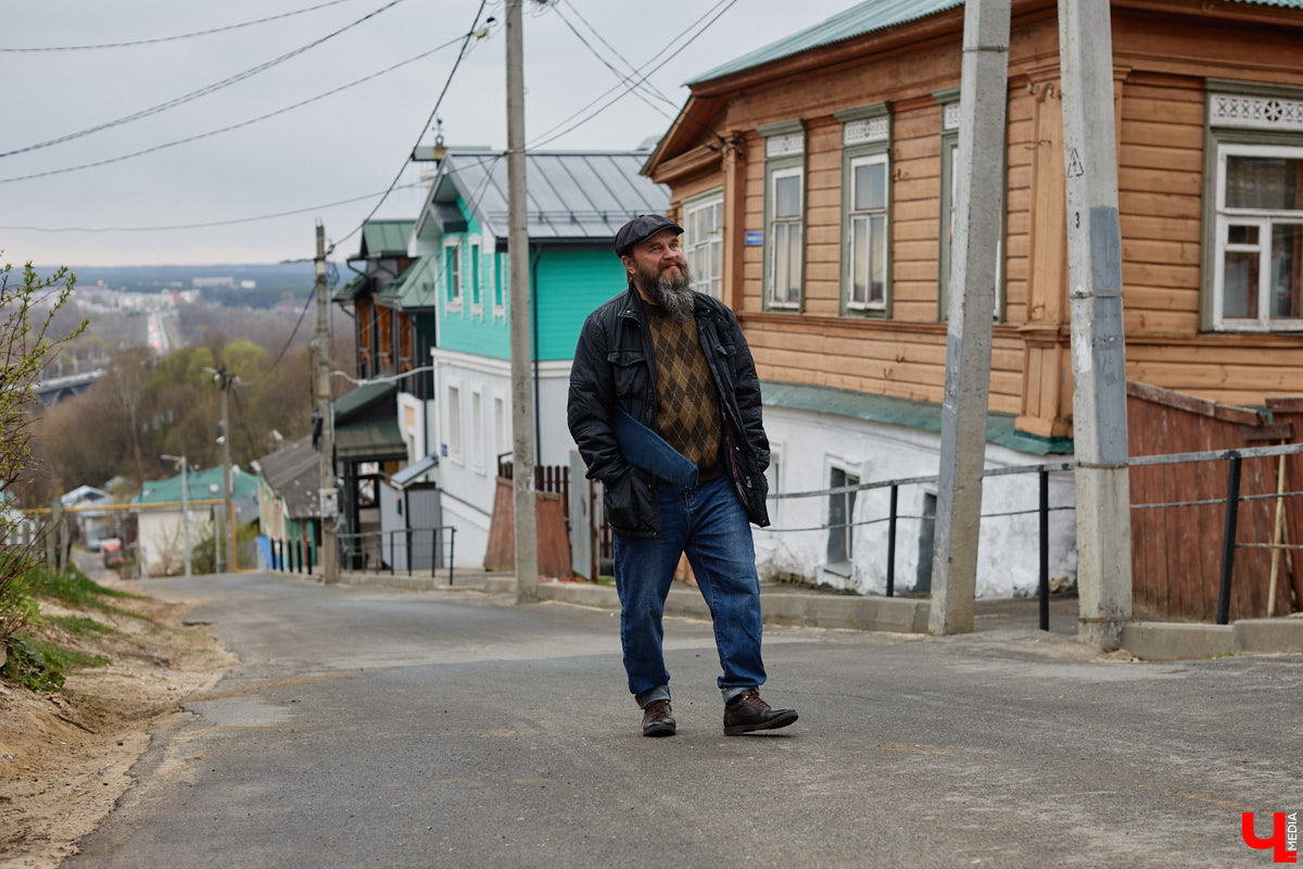 Константин Филатов — музыкант родом из Перми. Ветром перемен его занесло во Владимир, где он стал известен в том числе игрой на пиле. Особенно его прославила коллаборация с исполнительницей «Сестренка». «Ключ-Медиа» узнал больше об артисте и оказался поражен его внушительным бэкграундом.