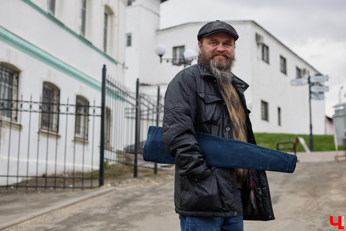 Константин Филатов — музыкант родом из Перми. Ветром перемен его занесло во Владимир, где он стал известен в том числе игрой на пиле. Особенно его прославила коллаборация с исполнительницей «Сестренка». «Ключ-Медиа» узнал больше об артисте и оказался поражен его внушительным бэкграундом.