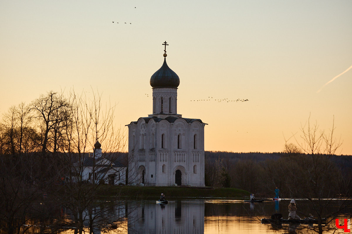 В Боголюбове приведут в порядок белокаменную жемчужину региона – храм Покрова на Нерли. Пока его только начнут готовить к процессу реставрации, сами же работы стартуют в 2027 году. При этом двери «белого лебедя» русской архитектуры закрывать не намерены. А вот один из главных символов Владимира никак не может избавиться от строительных лесов и зеленой маскирующей сетки. Окончательного восстановления Золотых ворот придется ждать еще минимум год.