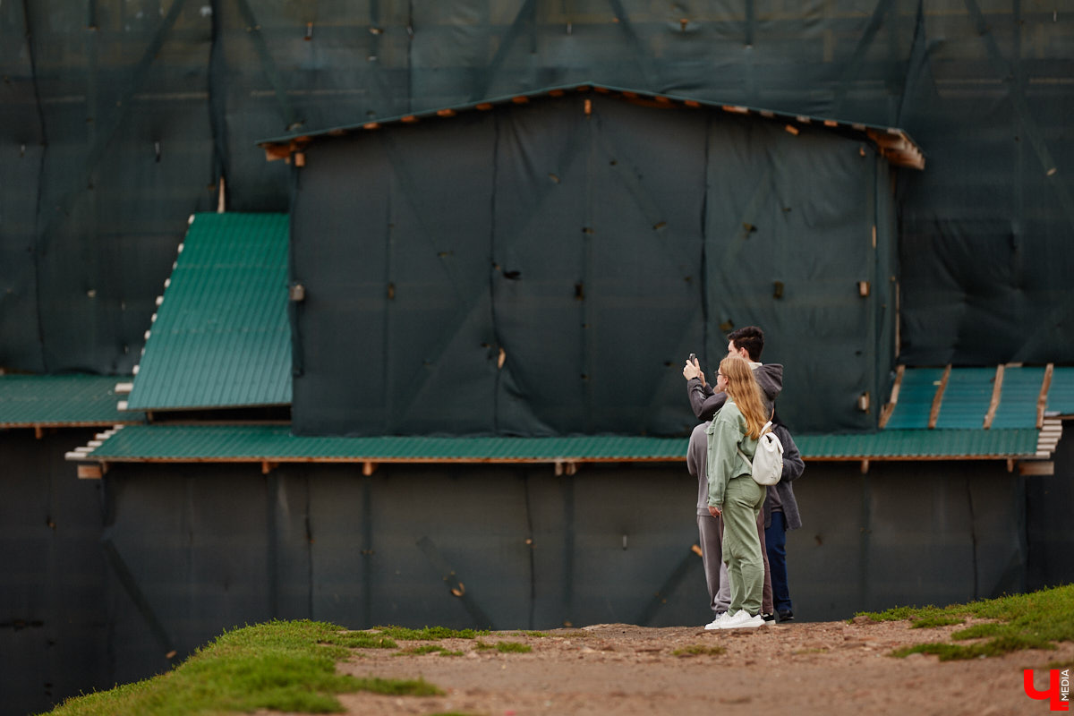 В Боголюбове приведут в порядок белокаменную жемчужину региона – храм Покрова на Нерли. Пока его только начнут готовить к процессу реставрации, сами же работы стартуют в 2027 году. При этом двери «белого лебедя» русской архитектуры закрывать не намерены. А вот один из главных символов Владимира никак не может избавиться от строительных лесов и зеленой маскирующей сетки. Окончательного восстановления Золотых ворот придется ждать еще минимум год.