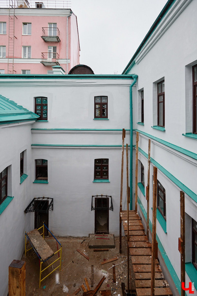 Во  Владимире завершается реставрация Дома купца Тарасова. С  двухэтажного особняка на  улице Дворянской уже убрали фасадную сетку и  строительные леса. Готовность объекта составляет примерно 95  %. «Ключ-Медиа» первым побывал на  объекте и  даже «поговорил» с  его первым владельцем. Все подробности  — в  нашем эксклюзивном материале.