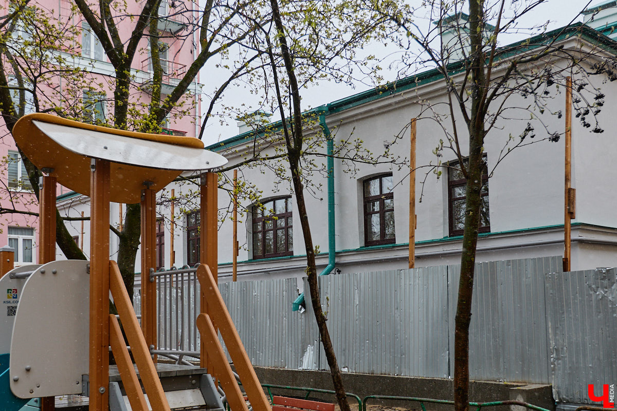 Во  Владимире завершается реставрация Дома купца Тарасова. С  двухэтажного особняка на  улице Дворянской уже убрали фасадную сетку и  строительные леса. Готовность объекта составляет примерно 95  %. «Ключ-Медиа» первым побывал на  объекте и  даже «поговорил» с  его первым владельцем. Все подробности  — в  нашем эксклюзивном материале.
