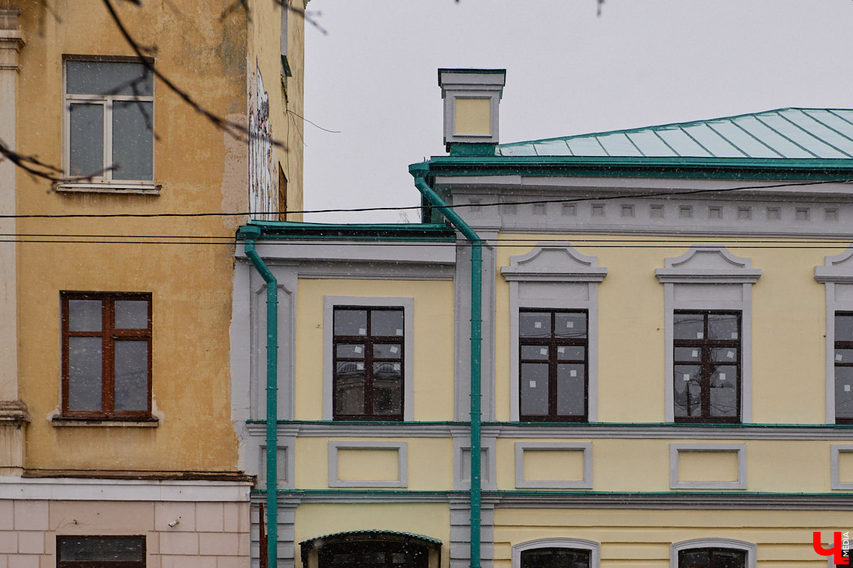 Во  Владимире завершается реставрация Дома купца Тарасова. С  двухэтажного особняка на  улице Дворянской уже убрали фасадную сетку и  строительные леса. Готовность объекта составляет примерно 95  %. «Ключ-Медиа» первым побывал на  объекте и  даже «поговорил» с  его первым владельцем. Все подробности  — в  нашем эксклюзивном материале.