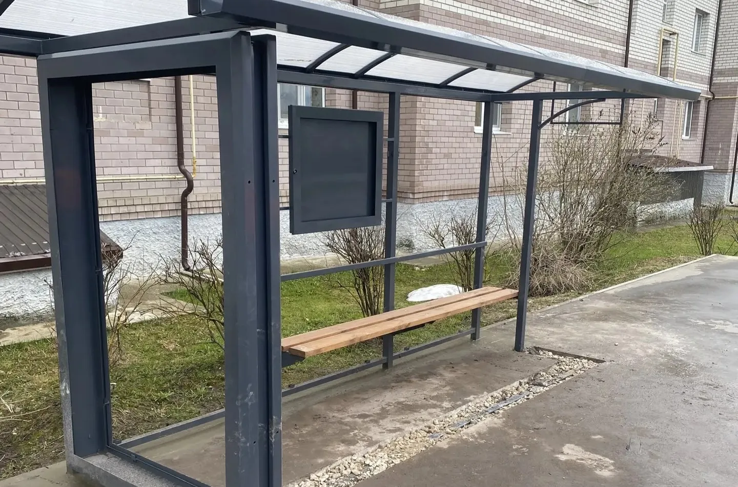 Во Владимире планируют ввести безлимитные проездные билеты, которые позволят совершать бесплатные пересадки. Вот только вопрос, сколько придется отдать за транспортную карту без ограничений, пока что открыт. Меж тем в городе меняют привычные маршруты автобусов. Все подробности — в нашем традиционном дорожном обзоре.