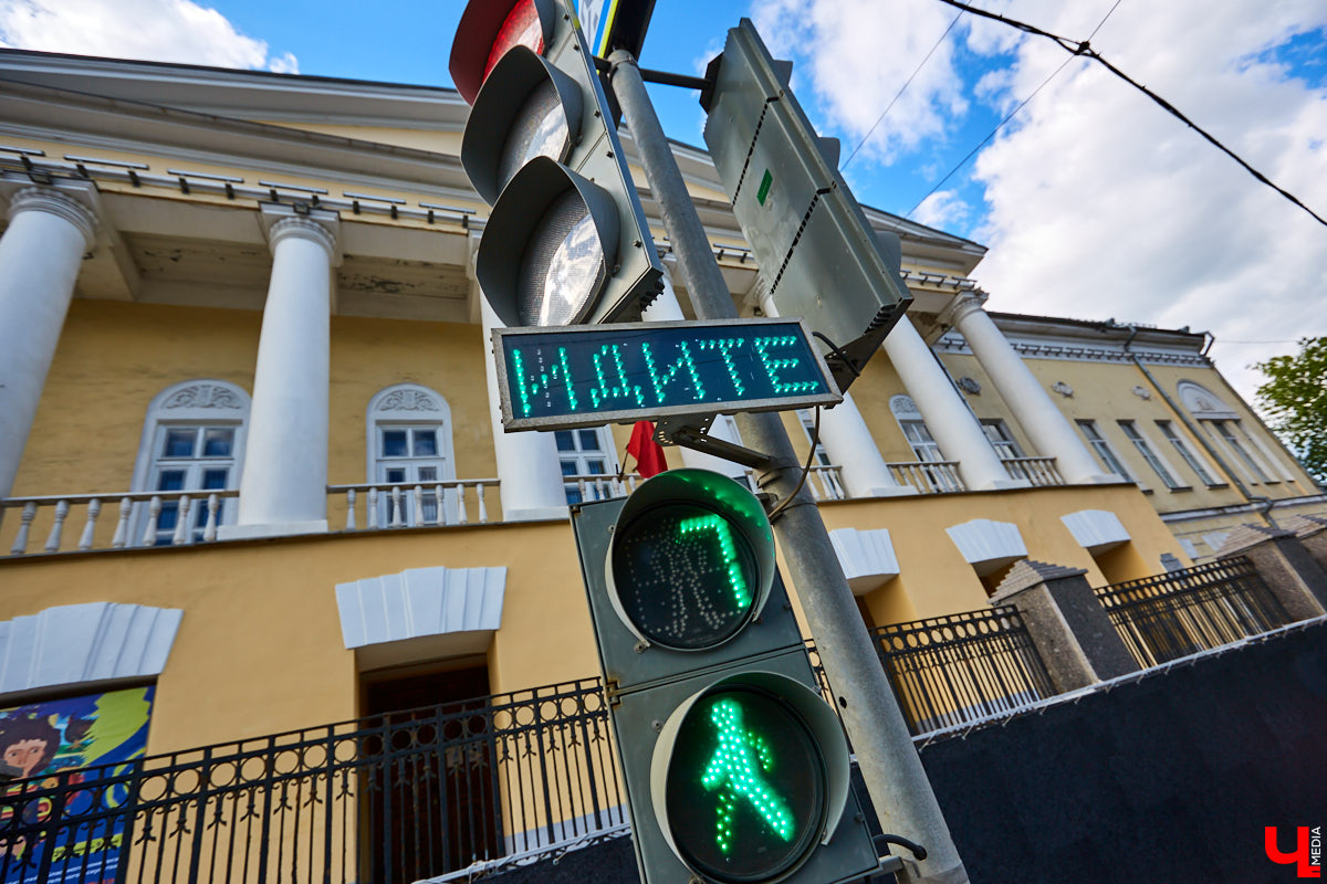 Во Владимире планируют ввести безлимитные проездные билеты, которые позволят совершать бесплатные пересадки. Вот только вопрос, сколько придется отдать за транспортную карту без ограничений, пока что открыт. Меж тем в городе меняют привычные маршруты автобусов. Все подробности — в нашем традиционном дорожном обзоре.