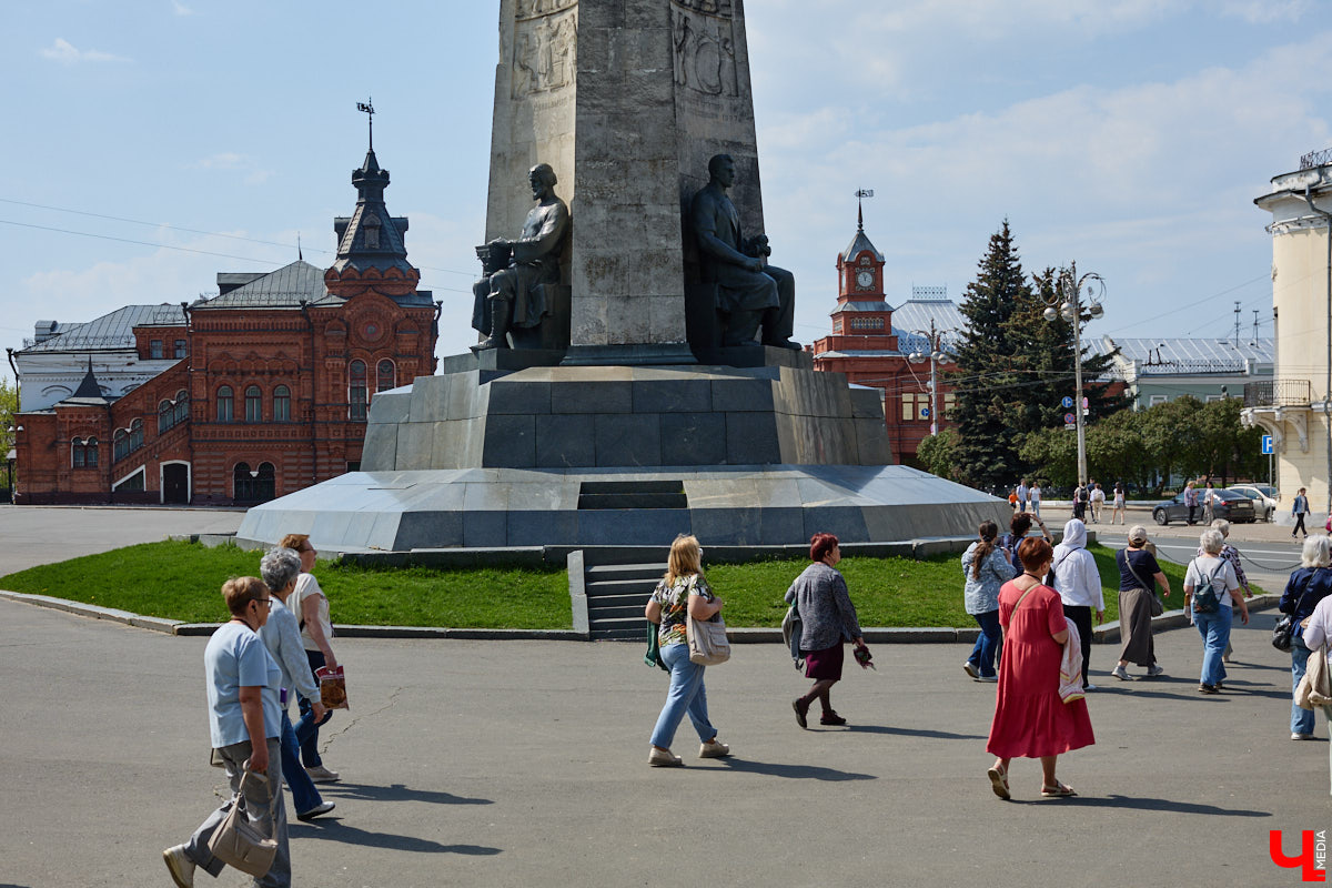 Во Владимире стартовал сезон фонтанов. Не запустили лишь старейший, тот, что находится в сквере «Липки». Конструкцию закрыли на реставрацию минимум до весны 2027 года. Чашу уже огородили по периметру деревянным забором. А скоро строительные леса появятся и на памятнике с фигурами зодчего, рабочего и воина на Соборной площади. Как же сейчас выглядит главная туристическая локация города?