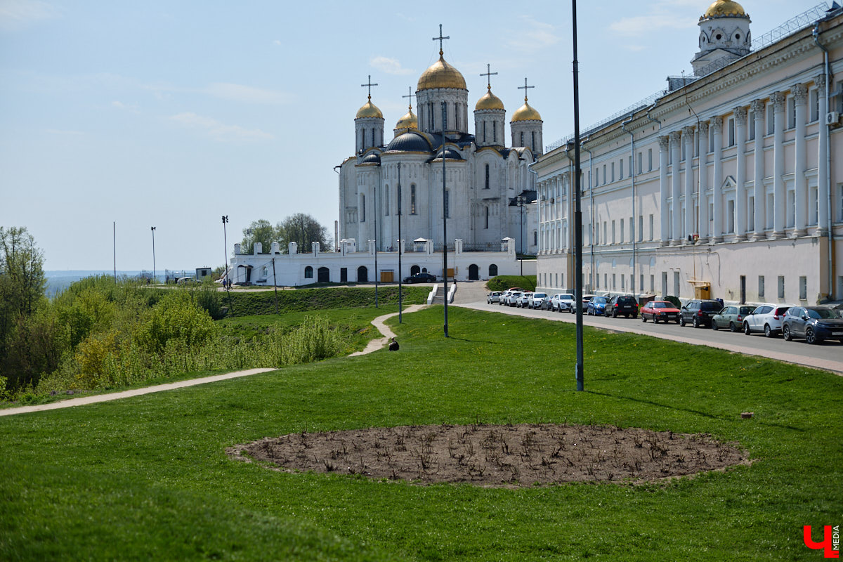 Во Владимире стартовал сезон фонтанов. Не запустили лишь старейший, тот, что находится в сквере «Липки». Конструкцию закрыли на реставрацию минимум до весны 2027 года. Чашу уже огородили по периметру деревянным забором. А скоро строительные леса появятся и на памятнике с фигурами зодчего, рабочего и воина на Соборной площади. Как же сейчас выглядит главная туристическая локация города?
