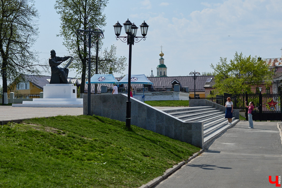 Во Владимире стартовал сезон фонтанов. Не запустили лишь старейший, тот, что находится в сквере «Липки». Конструкцию закрыли на реставрацию минимум до весны 2027 года. Чашу уже огородили по периметру деревянным забором. А скоро строительные леса появятся и на памятнике с фигурами зодчего, рабочего и воина на Соборной площади. Как же сейчас выглядит главная туристическая локация города?