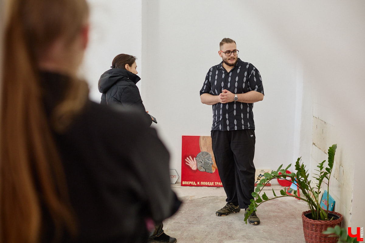 Кирилл Фирсов — суздальский художник. Ему близок плакатный, минималистический стиль, который он идентифицирует как «русско-народный андеграунд». Объясняет, что в названии кроются постирония и намеренная ошибка для комичности. Автор показал свои работы и помог «Ключ-Медиа» разобраться в заложенных смыслах.