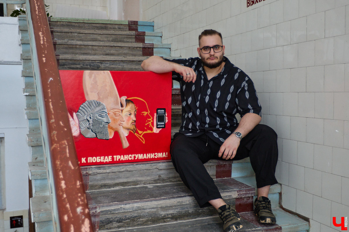 Кирилл Фирсов — суздальский художник. Ему близок плакатный, минималистический стиль, который он идентифицирует как «русско-народный андеграунд». Объясняет, что в названии кроются постирония и намеренная ошибка для комичности. Автор показал свои работы и помог «Ключ-Медиа» разобраться в заложенных смыслах.