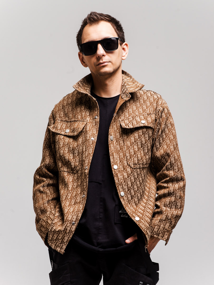 Существует ли рецепт успешного трека? Владимирский диджей Андрей Глазков, или DJ Glazur, уверен: заранее вычислить, что точно станет хитом, практически нереально. Однако многие его работы прямо сейчас популярны в Сети, а за плечами музыканта немало коллабораций с селебрити. О своем творческом пути он рассказал «Ключ-Медиа».