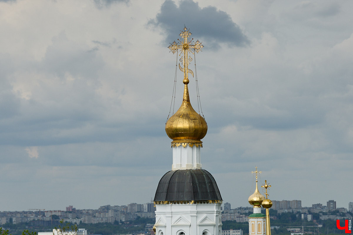 Лето вернулось в областной центр, а значит, пора отправляться на прогулку по дорогим сердцу местам. А чтобы городские панорамы выглядели еще эффектнее, полюбуйтесь на них с высоты. «Ключ-Медиа» составил топ самых красивых смотровых площадок Владимира, откуда он виден как на ладони.
