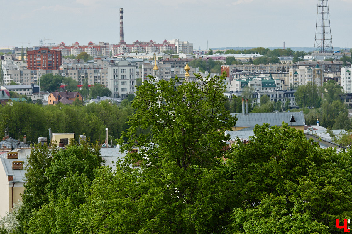 Лето вернулось в областной центр, а значит, пора отправляться на прогулку по дорогим сердцу местам. А чтобы городские панорамы выглядели еще эффектнее, полюбуйтесь на них с высоты. «Ключ-Медиа» составил топ самых красивых смотровых площадок Владимира, откуда он виден как на ладони.