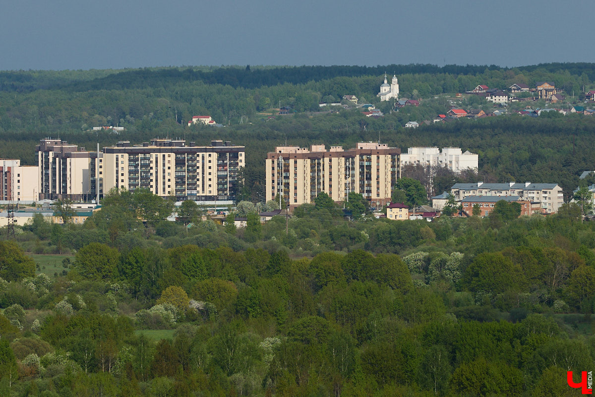 Лето вернулось в областной центр, а значит, пора отправляться на прогулку по дорогим сердцу местам. А чтобы городские панорамы выглядели еще эффектнее, полюбуйтесь на них с высоты. «Ключ-Медиа» составил топ самых красивых смотровых площадок Владимира, откуда он виден как на ладони.