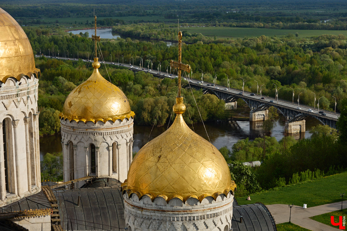 Лето вернулось в областной центр, а значит, пора отправляться на прогулку по дорогим сердцу местам. А чтобы городские панорамы выглядели еще эффектнее, полюбуйтесь на них с высоты. «Ключ-Медиа» составил топ самых красивых смотровых площадок Владимира, откуда он виден как на ладони.