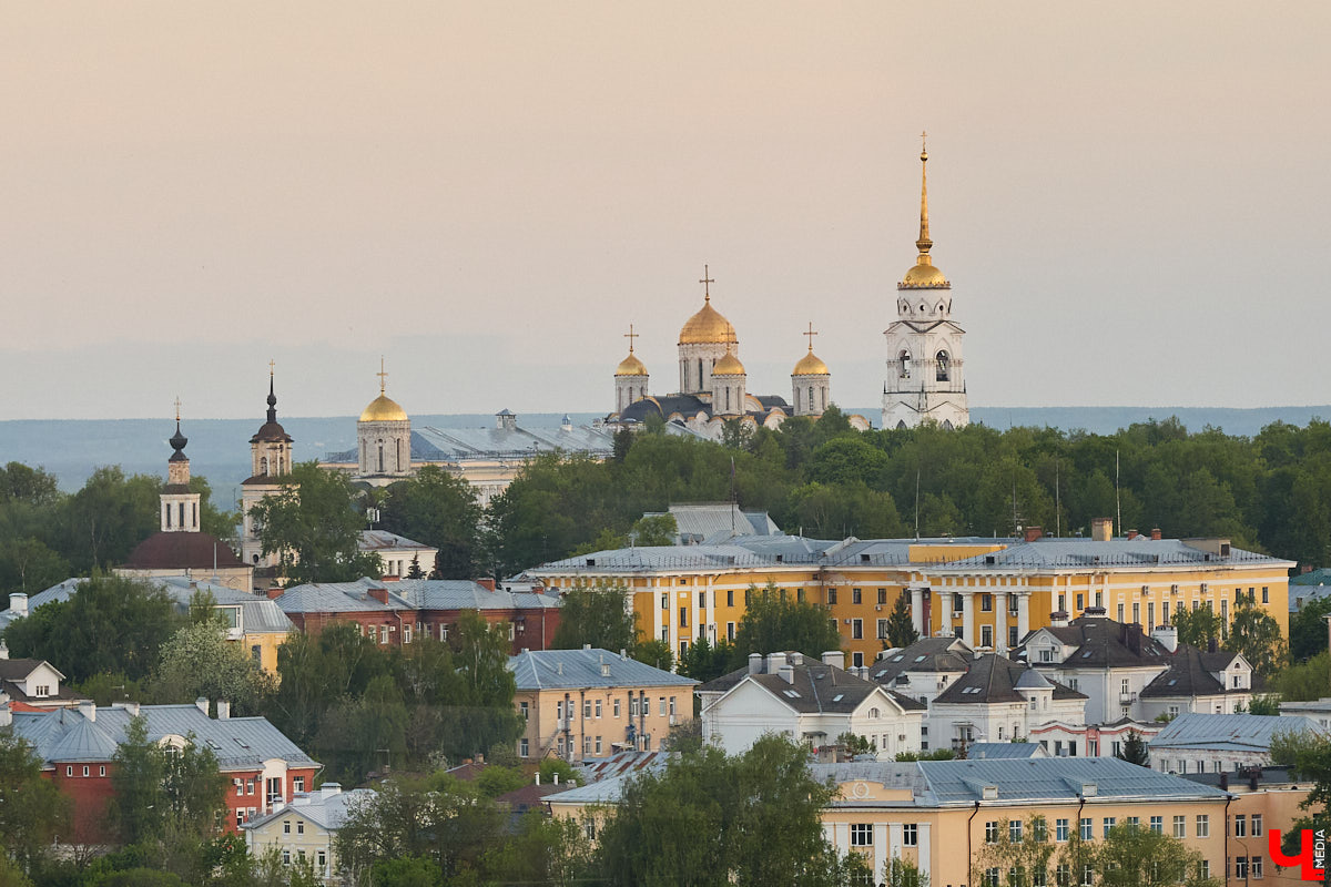 Лето вернулось в областной центр, а значит, пора отправляться на прогулку по дорогим сердцу местам. А чтобы городские панорамы выглядели еще эффектнее, полюбуйтесь на них с высоты. «Ключ-Медиа» составил топ самых красивых смотровых площадок Владимира, откуда он виден как на ладони.