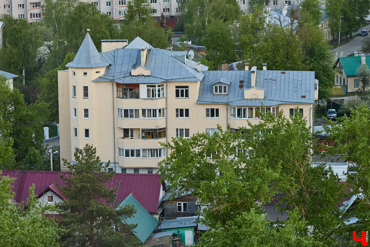 Лето вернулось в областной центр, а значит, пора отправляться на прогулку по дорогим сердцу местам. А чтобы городские панорамы выглядели еще эффектнее, полюбуйтесь на них с высоты. «Ключ-Медиа» составил топ самых красивых смотровых площадок Владимира, откуда он виден как на ладони.