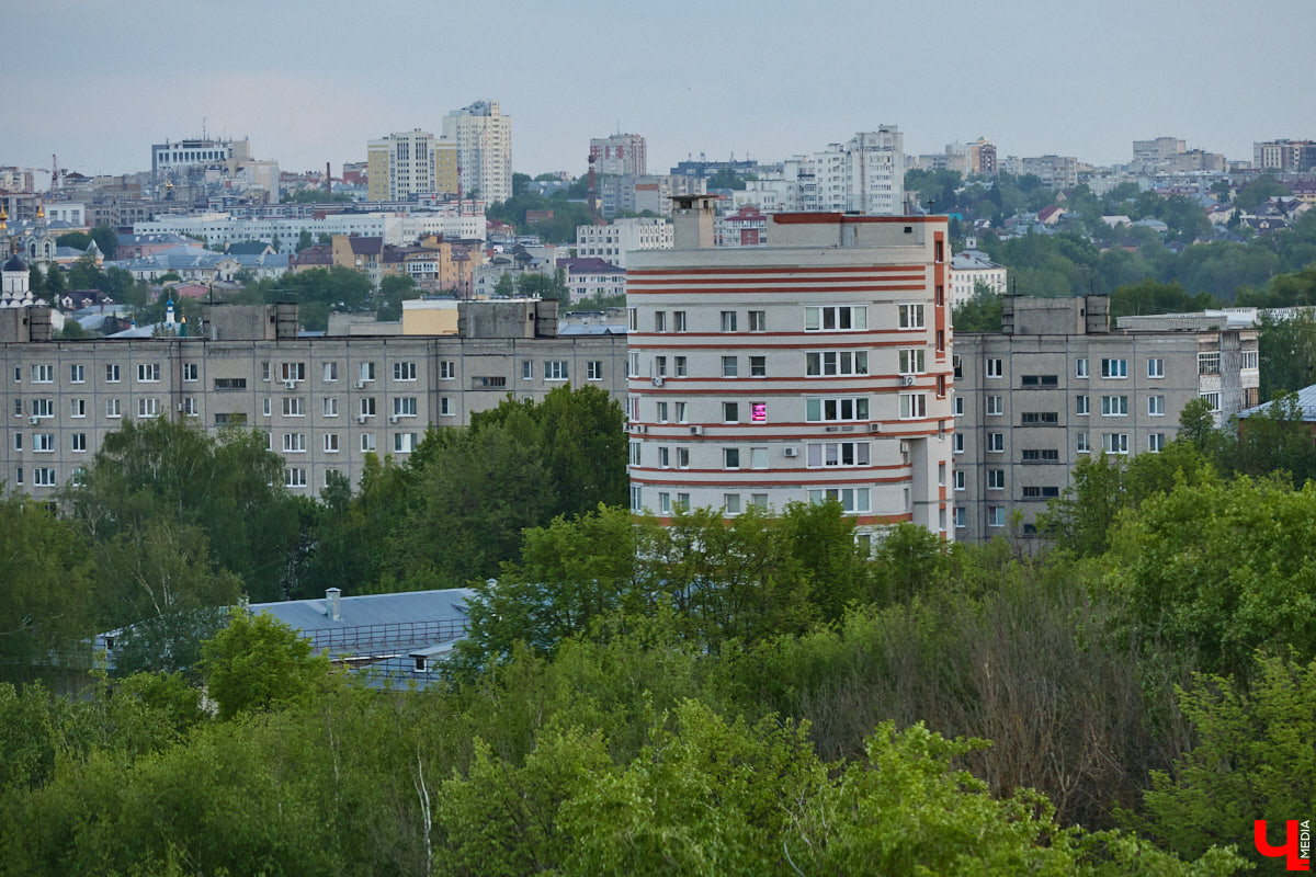 Лето вернулось в областной центр, а значит, пора отправляться на прогулку по дорогим сердцу местам. А чтобы городские панорамы выглядели еще эффектнее, полюбуйтесь на них с высоты. «Ключ-Медиа» составил топ самых красивых смотровых площадок Владимира, откуда он виден как на ладони.