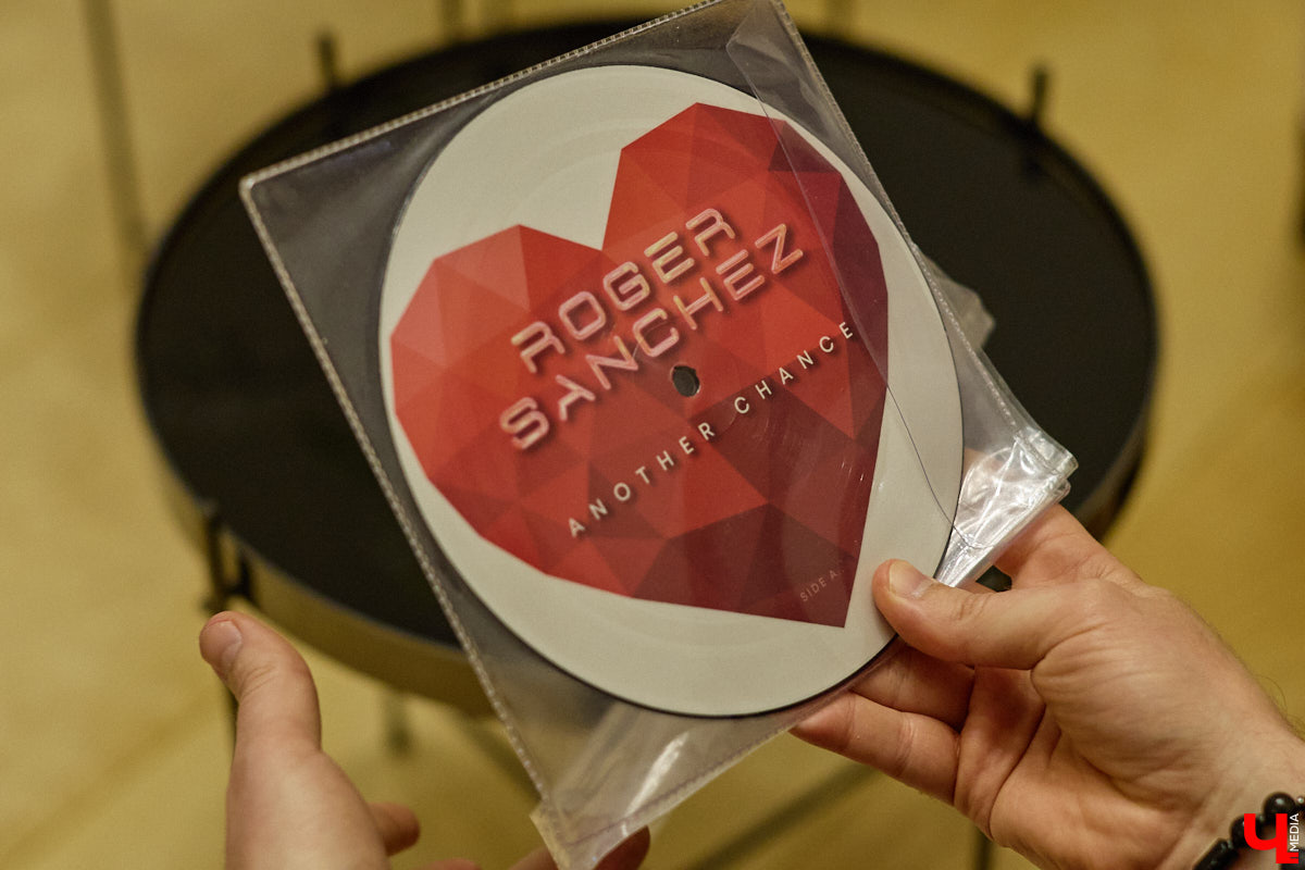 Тренд на ретро продолжает набирать обороты. Свое отражение он находит как в проводных наушниках или кассетниках с плеерами у зумеров, так и в коллекциях виниловых пластинок. У Романа Волкова их несколько сотен, и за каждой стоит интересная история или пасхалка от исполнителя. Ими он поделился с «Ключ-Медиа».