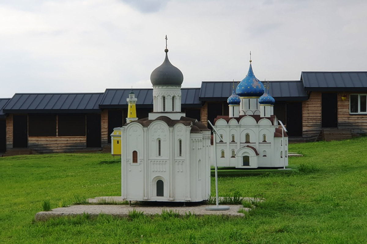 Впереди сезон отпусков, а значит, самое время паковать чемоданы. Если во время путешествия заскучаете по родным краям, внимательно осмотритесь. Во многих уголках нашей страны есть напоминания о Суздале или Владимире. Давай изучим их вместе.