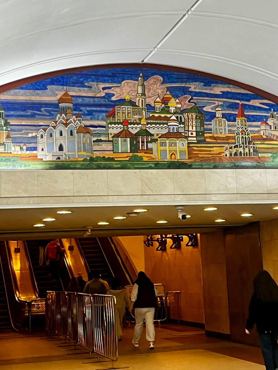 Впереди сезон отпусков, а значит, самое время паковать чемоданы. Если во время путешествия заскучаете по родным краям, внимательно осмотритесь. Во многих уголках нашей страны есть напоминания о Суздале или Владимире. Давай изучим их вместе.