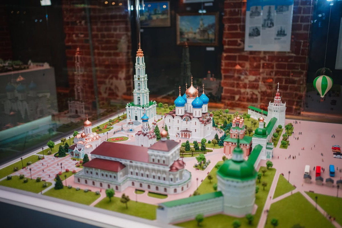 Впереди сезон отпусков, а значит, самое время паковать чемоданы. Если во время путешествия заскучаете по родным краям, внимательно осмотритесь. Во многих уголках нашей страны есть напоминания о Суздале или Владимире. Давай изучим их вместе.