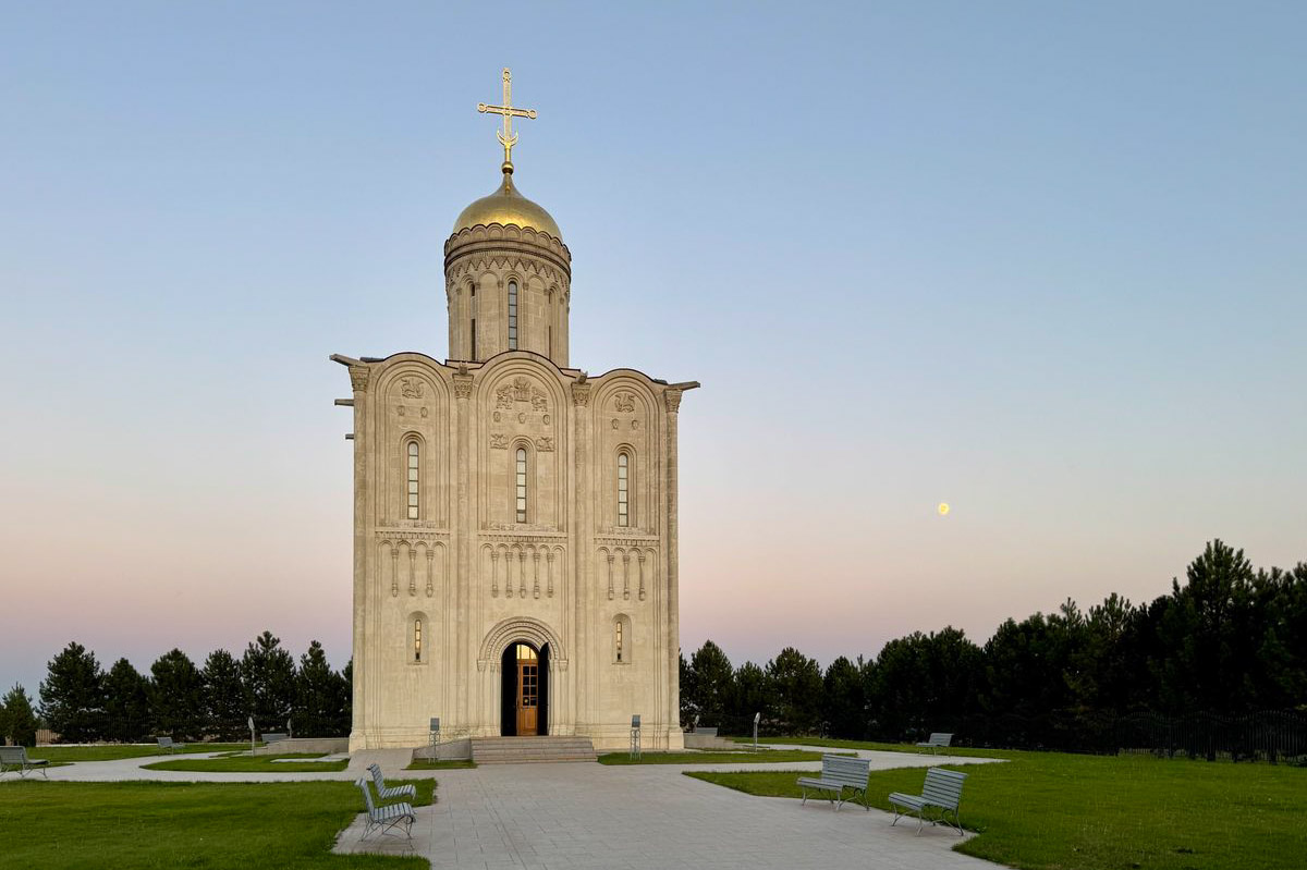 Впереди сезон отпусков, а значит, самое время паковать чемоданы. Если во время путешествия заскучаете по родным краям, внимательно осмотритесь. Во многих уголках нашей страны есть напоминания о Суздале или Владимире. Давай изучим их вместе.