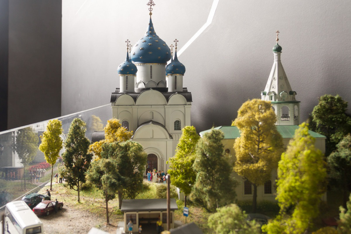 Впереди сезон отпусков, а значит, самое время паковать чемоданы. Если во время путешествия заскучаете по родным краям, внимательно осмотритесь. Во многих уголках нашей страны есть напоминания о Суздале или Владимире. Давай изучим их вместе.