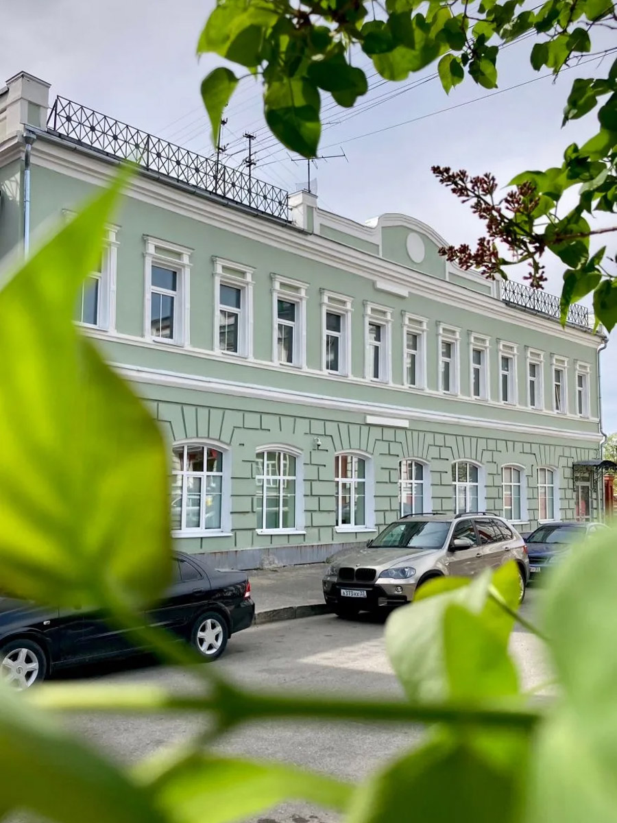 Если привычные способы справляться со стрессом и бытовыми проблемами не помогают, займитесь цветотерапией. При этом платить за «лечение» не нужно, достаточно выйти из дома и посмотреть по сторонам. Тренд, который задали в социальных сетях еще в прошлом году, по сей день на пике популярности. Что такое «медитация в движении» и каким Владимир и Суздаль увидели жители региона? «Ключ-Медиа» присмотрелся к оттенкам. Спойлер: серого не будет!