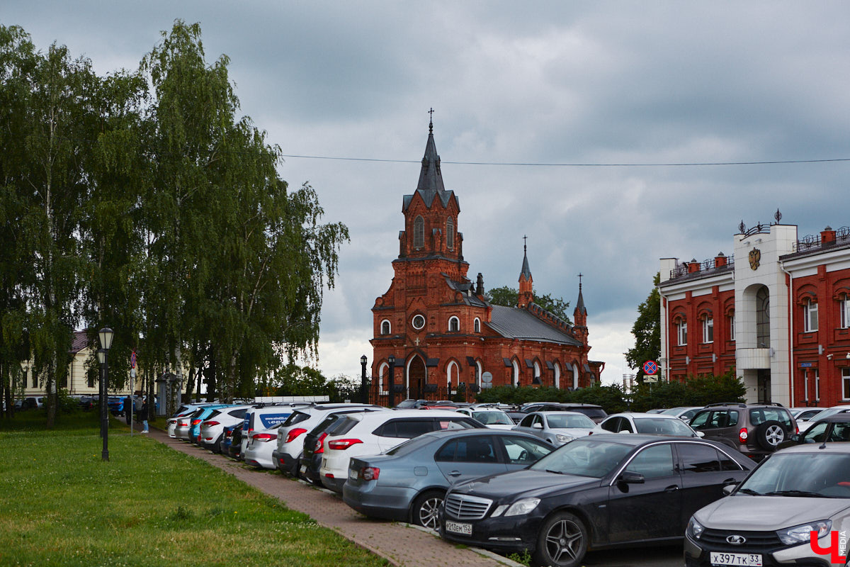 Если привычные способы справляться со стрессом и бытовыми проблемами не помогают, займитесь цветотерапией. При этом платить за «лечение» не нужно, достаточно выйти из дома и посмотреть по сторонам. Тренд, который задали в социальных сетях еще в прошлом году, по сей день на пике популярности. Что такое «медитация в движении» и каким Владимир и Суздаль увидели жители региона? «Ключ-Медиа» присмотрелся к оттенкам. Спойлер: серого не будет!